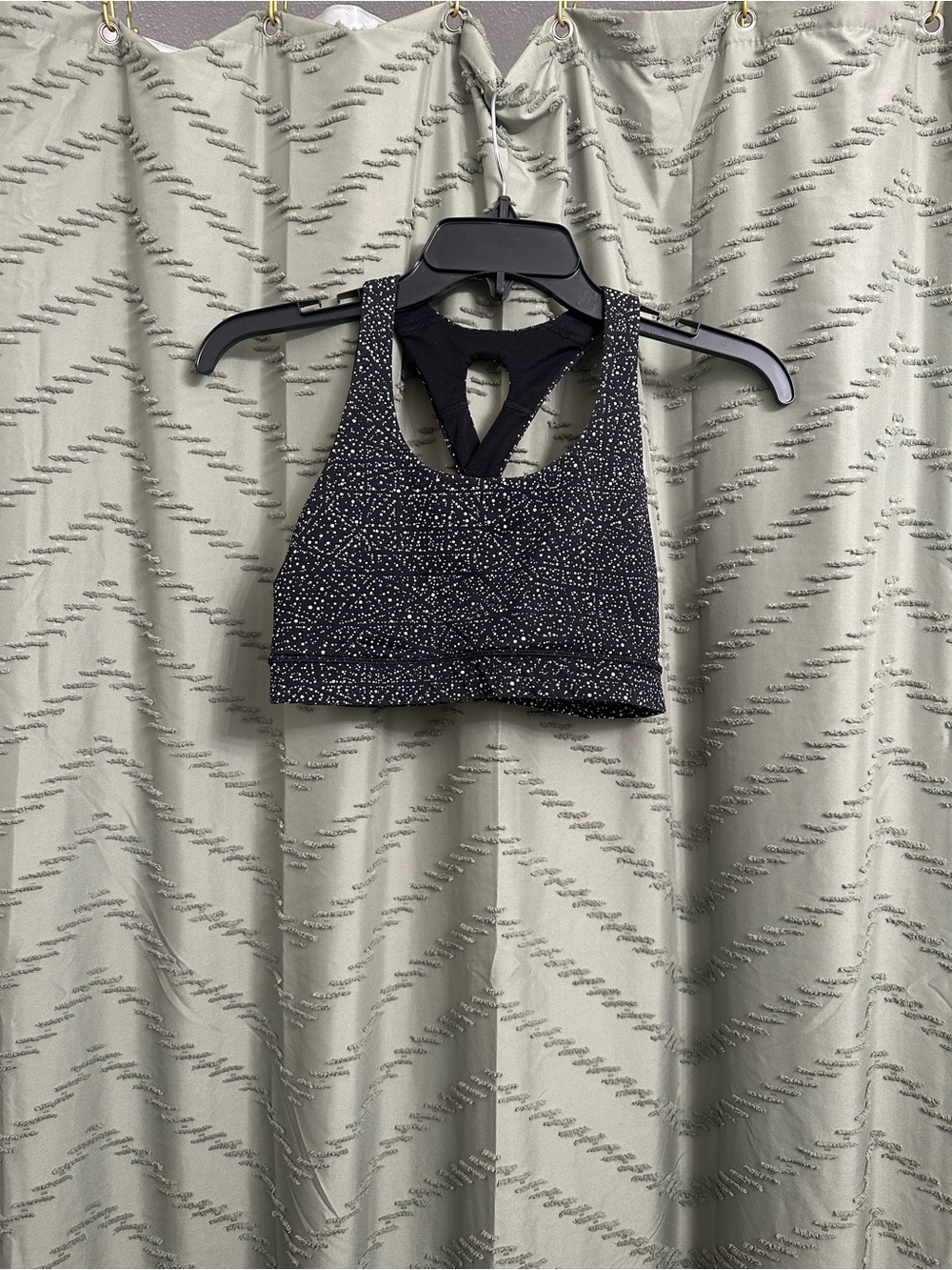 Lululemon sports bra size 6
Black and white, no pads
Can be used as a tank for